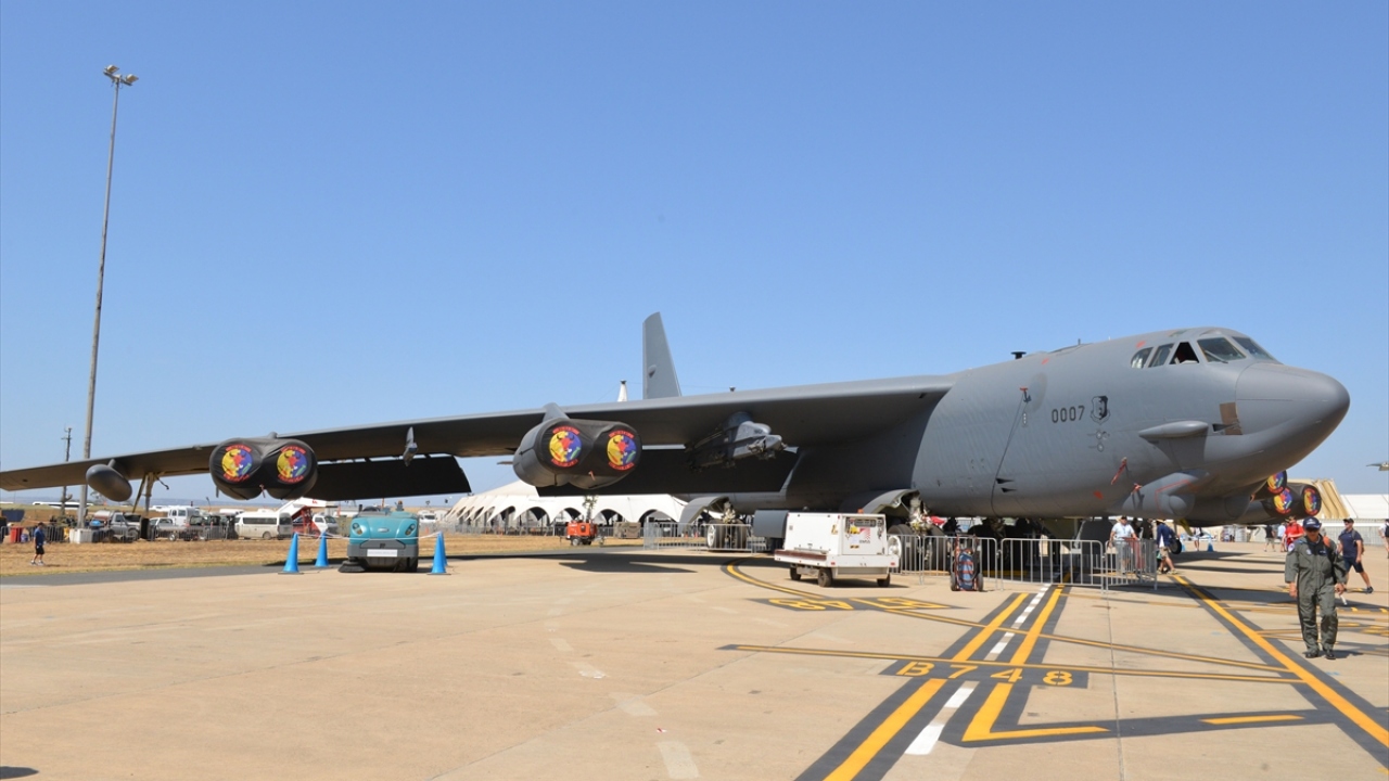 Gösteri bölümünde ise havacılık sektörünün yeni piyasaya sürdüğü savaş uçakları, nakliye uçakları ve helikopterler hünerlerini sergilerken, akrobasi pilotları da gösterileriyle ziyaretçilere heyecanlı anlar yaşatıyor. 