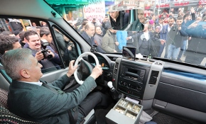 Binali Yıldırım döner kesti, kestane dağıttı, minibüs kullandı