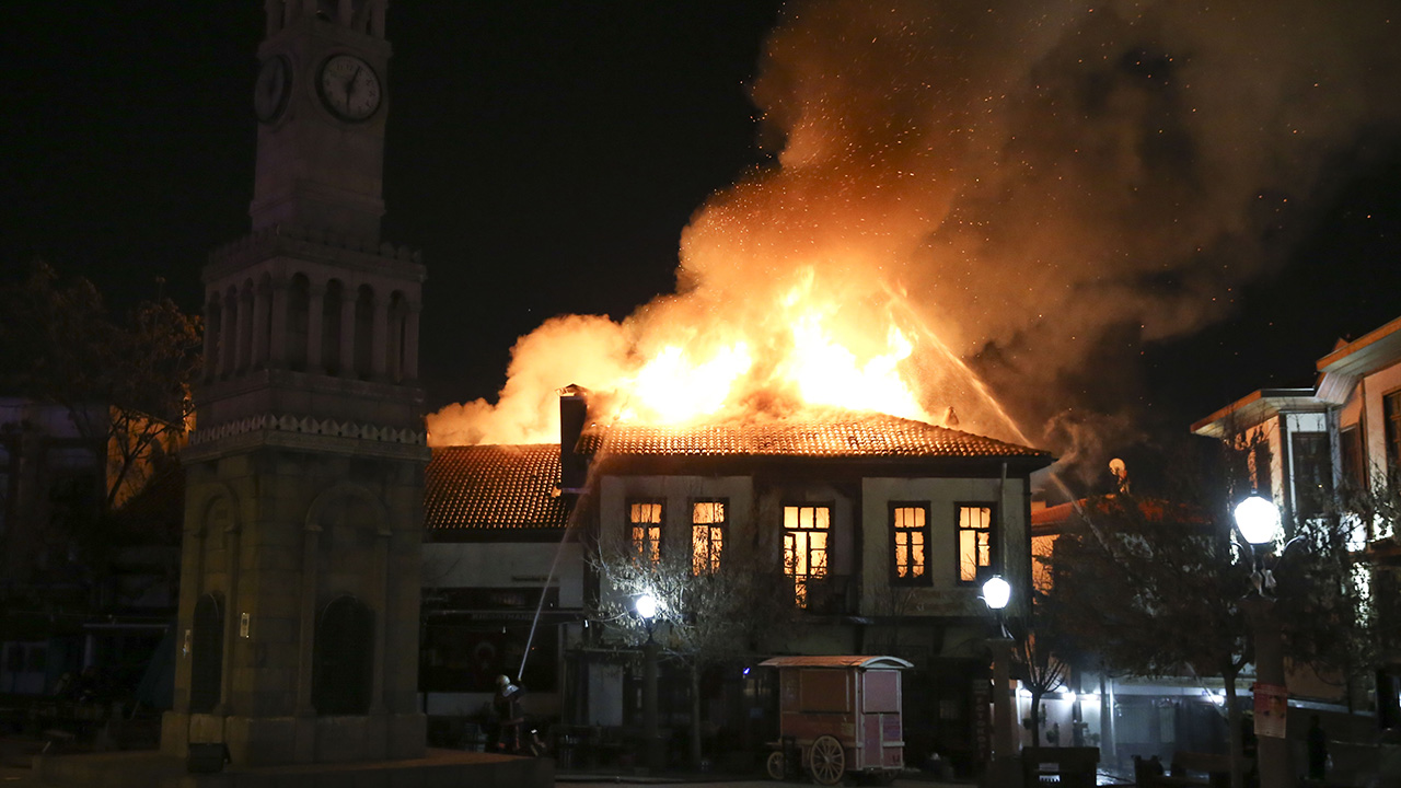 Altındağ`a bağlı Hamamönü Çarşısı`ndaki Sarıkadın Sokak`ta kafe restoran ve kına evi olarak kullanılan iki katlı restore edilmiş konakta henüz belirlenemeyen bir nedenle yangın çıktı. 