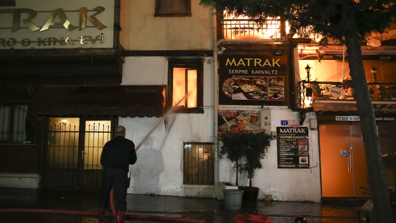 Kısa sürede büyüyen yangın bitişikteki iki tarihi konağa daha sıçradı.