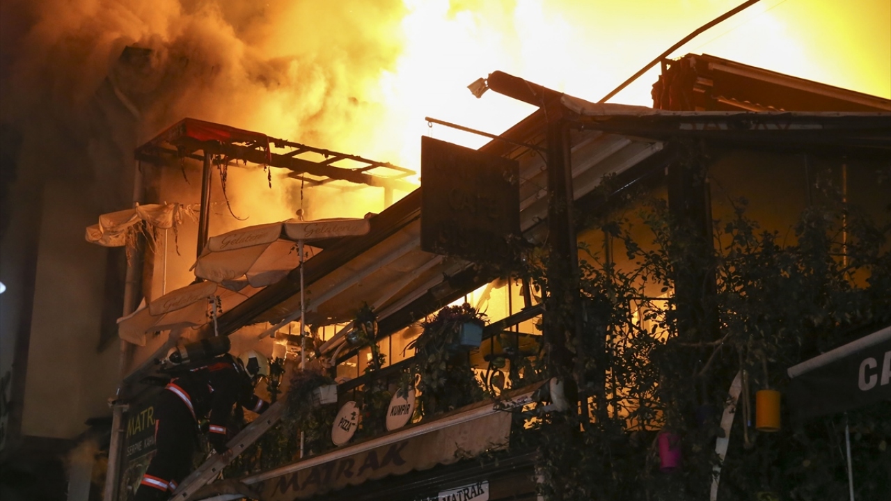 İhbar üzerine olay yerine gelen Ankara Büyükşehir Belediyesine bağlı itfaiye ekipleri yangına müdahale etti.