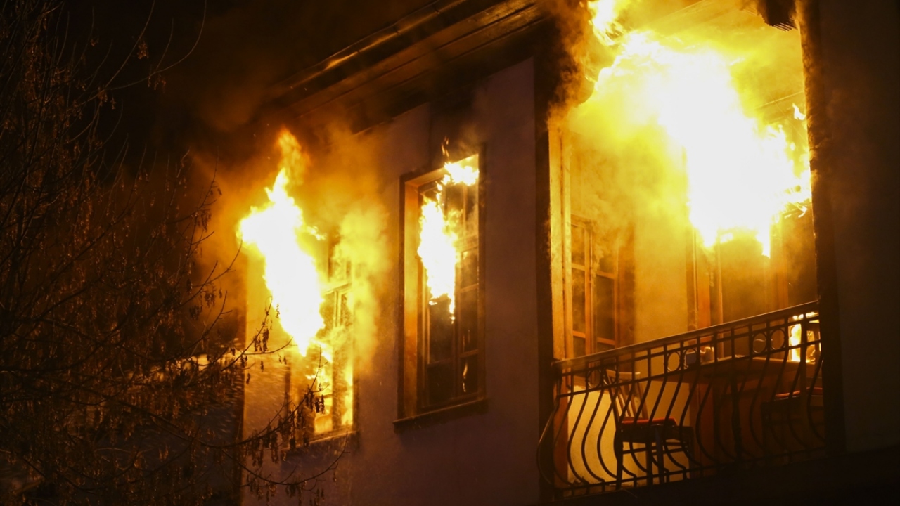 Yangının çevredeki binalara sıçrama ihtimaline karşı takviye ekip istendi.