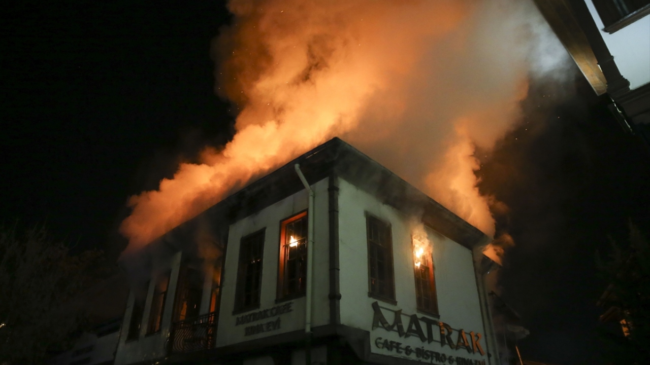 Alevler yangının çıktığı ahşap konağın her yanını sararken, bitişikteki binaların çatı ve bazı bölümleri de alev aldı.