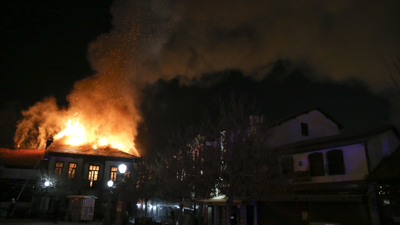 Yangın sırasında rüzgarın etkisiyle bölgedeki binalar yoğun dumanın etkisi altında kaldı.