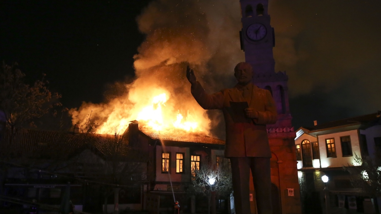 İtfaiye ekipleri yangının çıkış nedeninin belirlenmesi için çalışma başlattı.