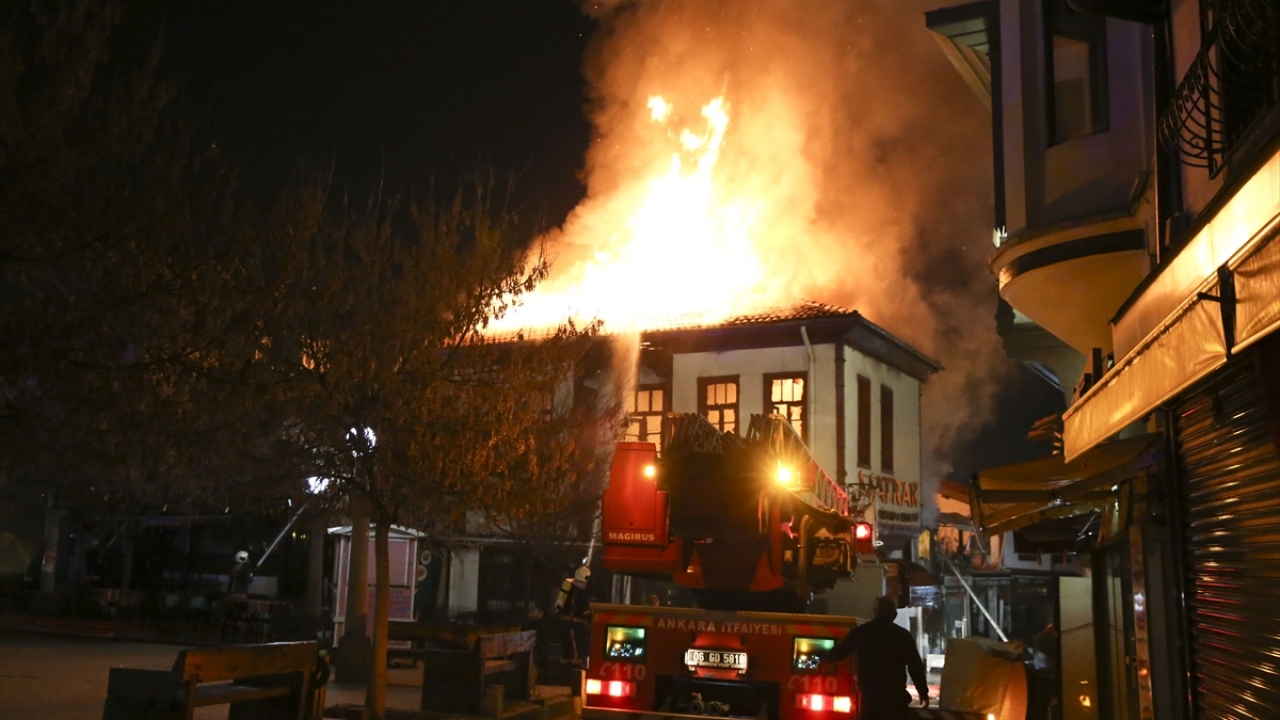 Yangında tarihi konak tamamen kullanılamaz hale gelirken, alevlerin sıçradığı bitişikteki konaklarda da hasar meydana geldi.