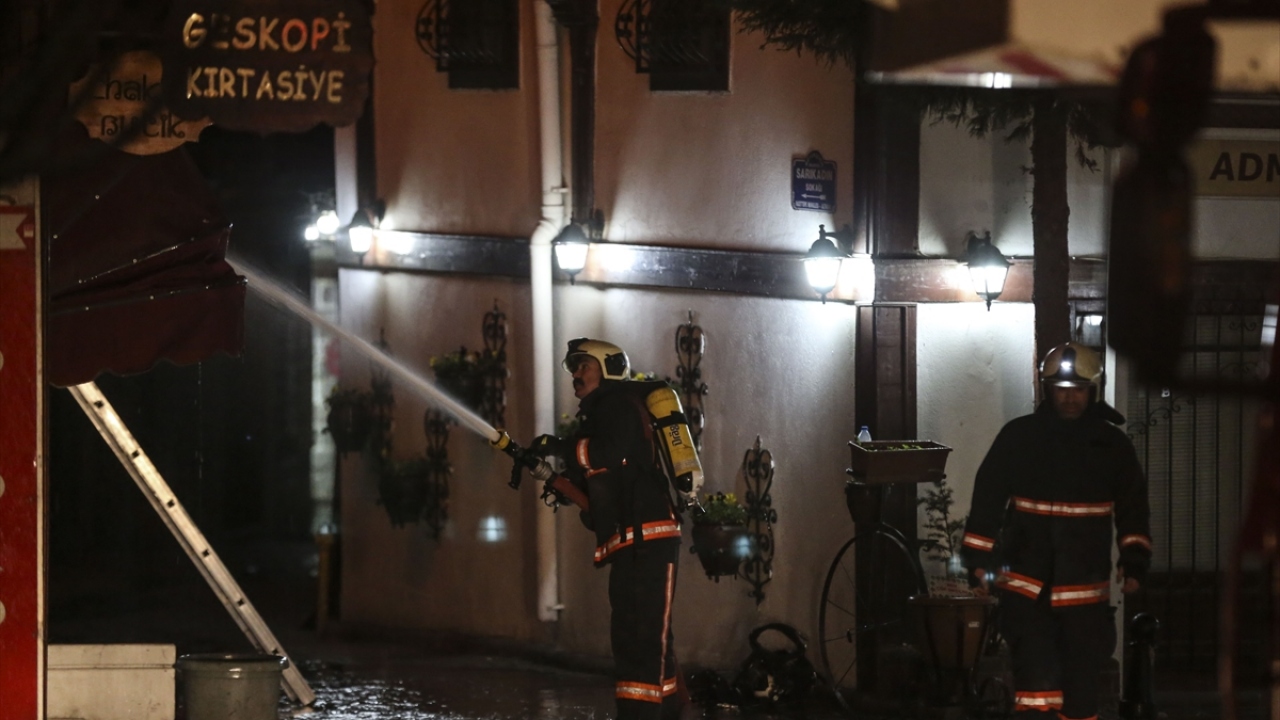 İtfaiye ekiplerinin yaklaşık bir saat süren çalışmasının ardından yangın kontrol altına alınarak söndürüldü. 