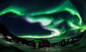 Finlandiya'da kuzey ışıklarıyla renklerin dansı
