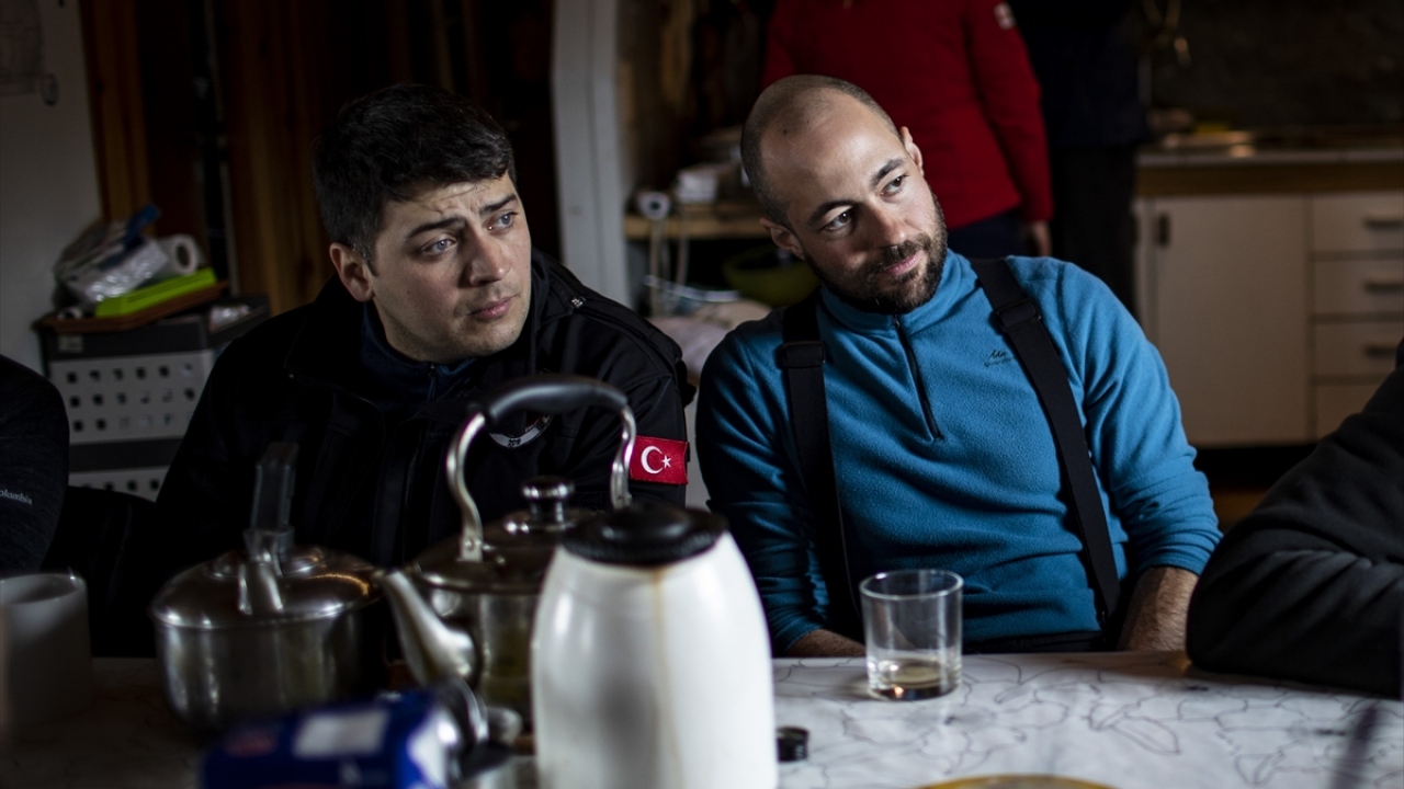 Antarktika`da her şeyin zorlu olduğunu belirten Mateev, kıtadaki hava durumunun anlık değişim gösterdiğini bildirdi. 