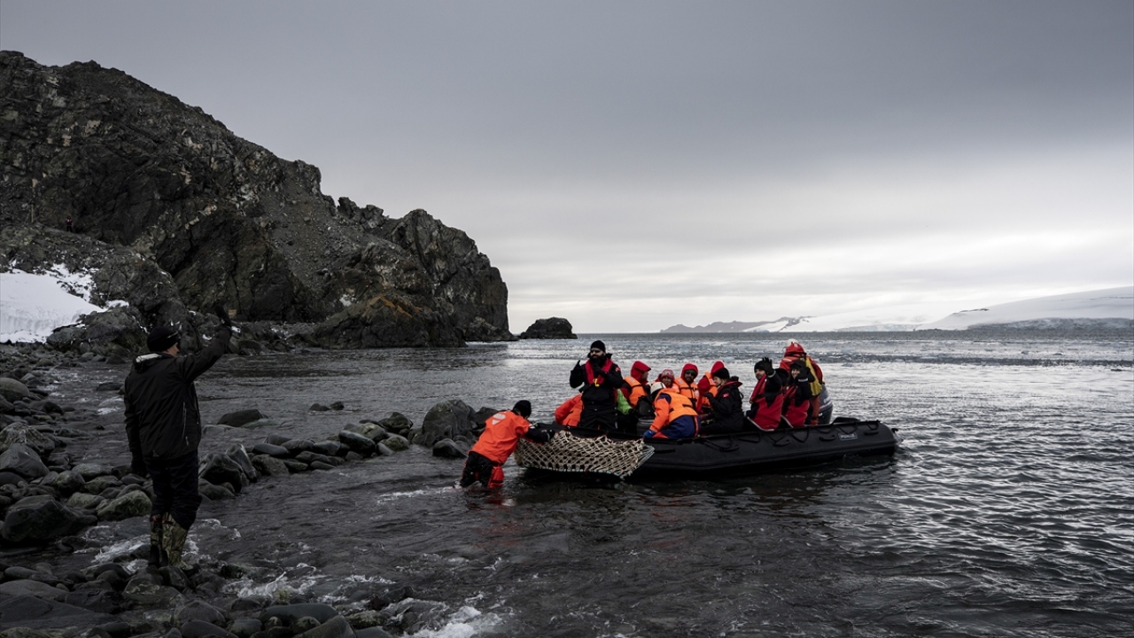 Altunkaynak, çalışmalarının genellikle birkaç aşamalı olduğuna dikkati çekerek, öncelikle saha gözlemleri yaptıklarını, gerekli yerlerden örnekler aldıklarını, daha sonra bu örneklerin laboratuvarlarda analizlerini yaptırarak yorumladıklarını vurguladı. 