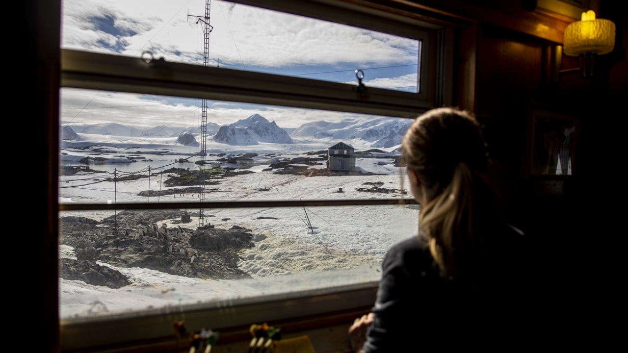 Volkanik kayaçlar üzerine çalışıyor 