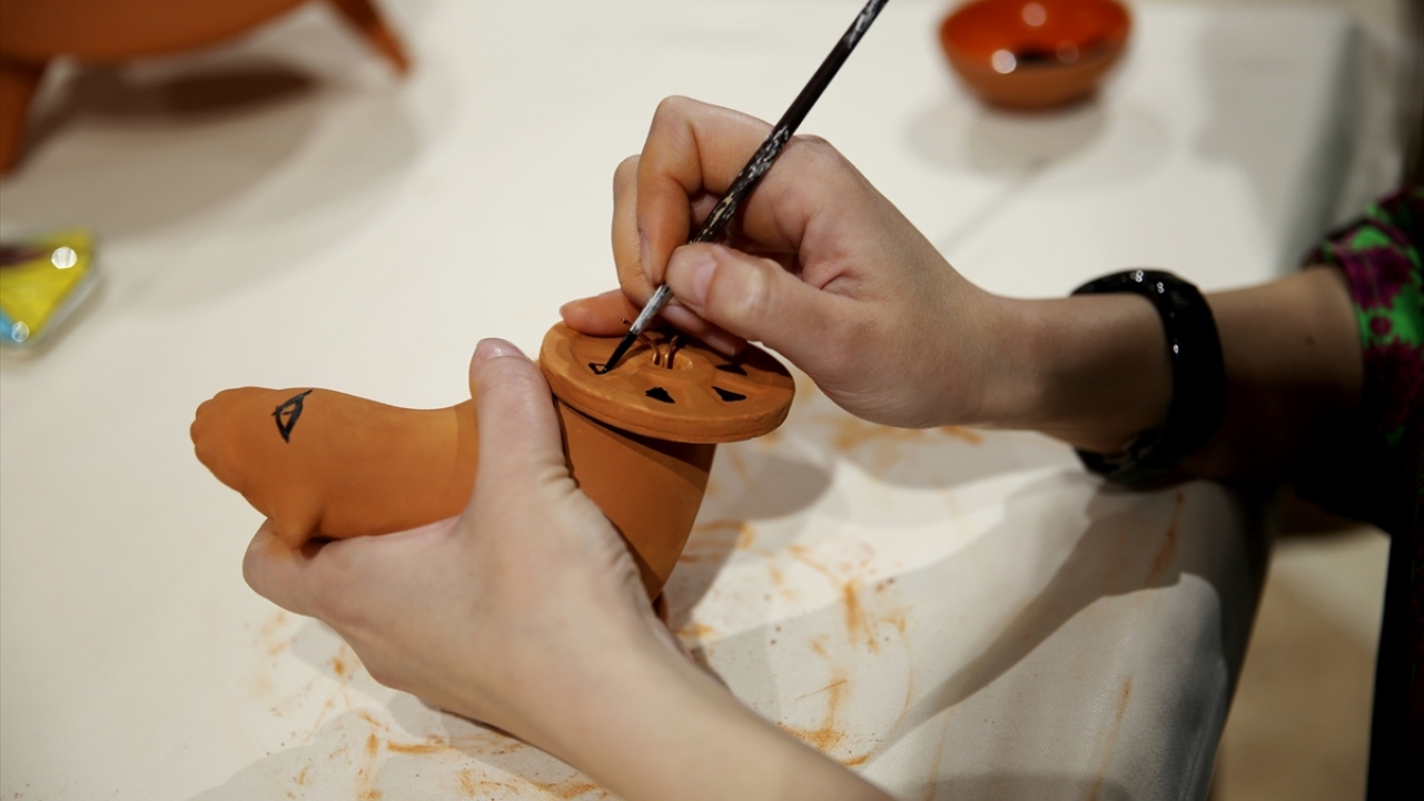 Olçar, UNESCO`nun "Yaşayan İnsan Hazinesi" ödülü verdiği, 2010`da vefat eden babası ünlü çini ustası Sıtkı Olçar`dan devraldığı mesleğine yenilikler katmak için gayret gösterdiğini belirtti.