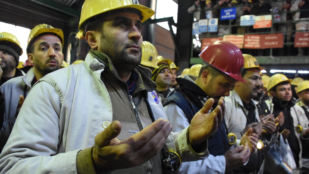 Törende, faciada yaşamını yitiren işçiler için saygı duruşunda bulunuldu, Kur`an-ı Kerim okundu ve mevlit şekeri dağıtıldı. 
