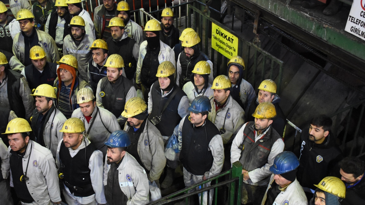 Zonguldak Valisi Erdoğan Bektaş, Kozlu müessesesi kuyu başında düzenlenen törende yaptığı konuşmada, facianın üzerinden 27 yıl geçtiğini söyledi.