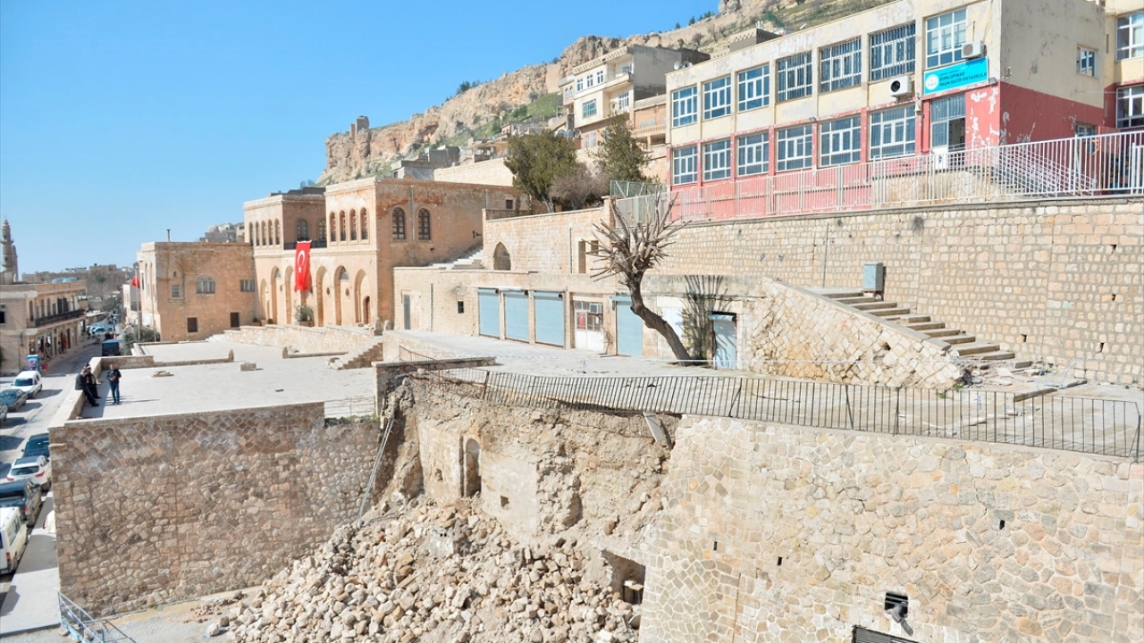 Merkez Artuklu İlçesinde 2. Abdülhamit döneminde inşa edilen Hükümet Meydanı`ndaki istinat duvarında yağmur nedeniyle çatlaklar oluştu.
