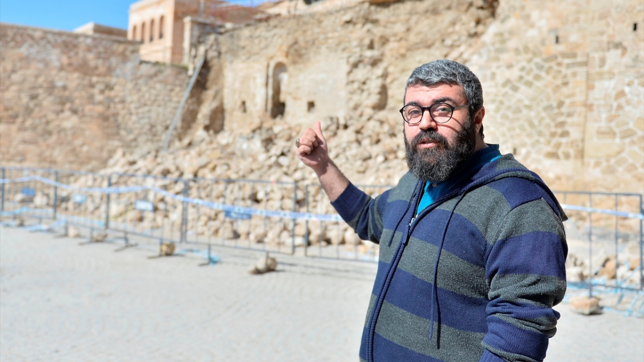 Mardin Artuklu Üniversitesi Mimarlık Fakültesi Araştırma Görevlisi Emin Selçuk Taşar, yaptığı açıklamada, 2010 yılında eski hükümet konağının Mimarlık Fakültesine dönüşmesi sürecinde, alanda araştırma yaptıklarını söyledi.