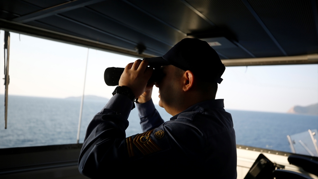 Gemideki kurtarma personeli, senaryo gereği Aksaz açıklarında kaybolan "denizaltı"nı arayıp tespit ederek, kurtarma faaliyetlerini gerçekleştirecek.