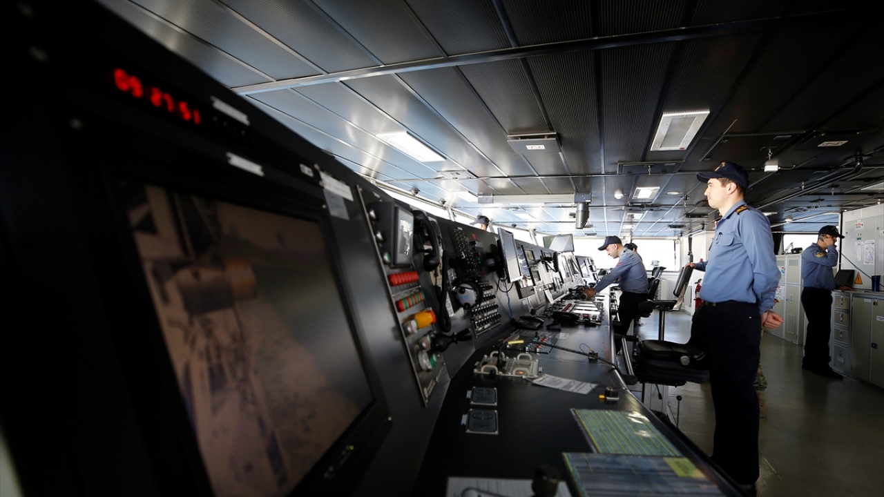 Tatbikatta, önce gemideki gelişmiş sistemlerle denizaltı bulunacak.