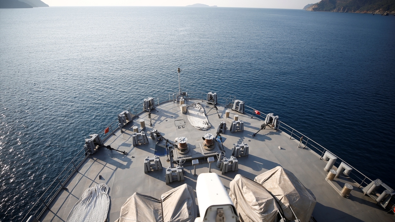 Ardından arama kurtarma gemisi de bulunan denizaltı üzerinde sabit kalarak, uzaktan kumandalı su altı cihazıyla denizin ve denizaltının kaza durumunu belirleyecek.