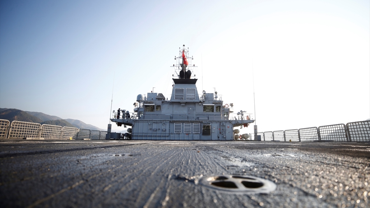 İçinde personelin ihtiyacının bulunduğu Acil Yaşam Destek Paketi, gemiden sepetle denizaltı personeline ulaştırılacak. 