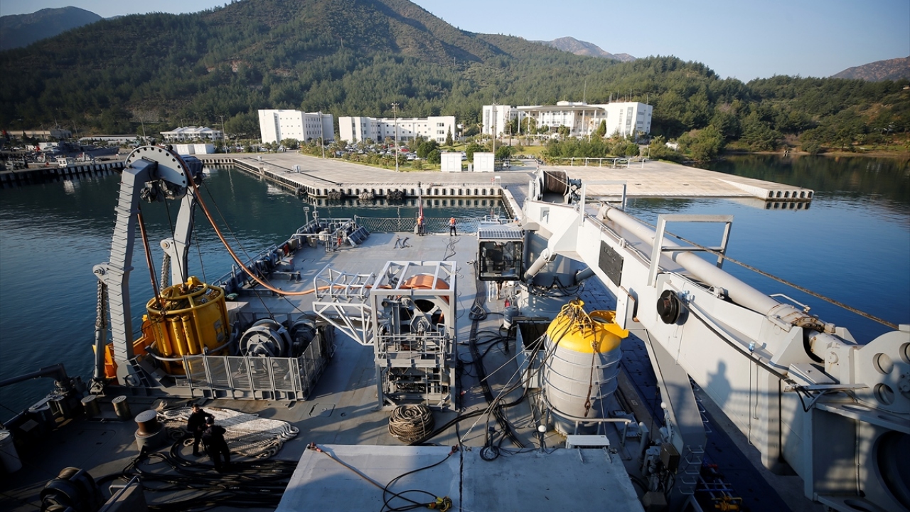 Denizaltından personel kurtarma çanı, bir tel aracılığıyla denizaltının üzerine indirilecek. Bu çan sayesinde hava koridoru oluşturulacak. Çanın içindeki 2 uzman operatör maksimum 6 denizaltı personelini alarak kurtarma gemisine taşıyacak.