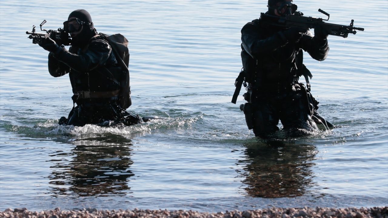 Özel ihtisaslı ve donanımlı dalgıç personel ise çanla birlikte denizaltından mürettebatın tamamı alınana kadar faaliyetlerine devam edecek.