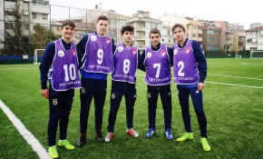 Saha kenarında top toplayan geleceğin yıldız adayları
