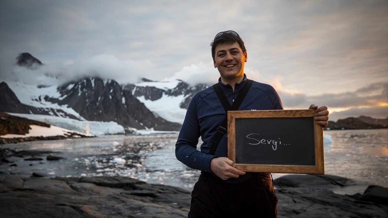 Jandarma ve Sahil Güvenlik Akademisi Öğretim Görevlisi Binbaşı Caner Filiz de dünyaya “sevgi” mesajını verdi.