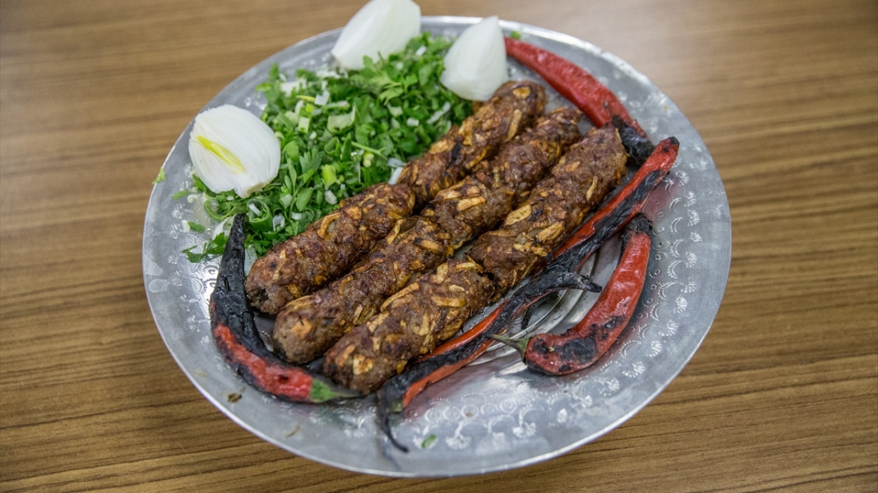 Bölgede bahar yağmurlarının ardından yetişen "keme mantarı"ndan yapılan kebap da sadece mart ve nisan aylarında tüketilebildiği için yüksek fiyatına rağmen ilgi görüyor. 