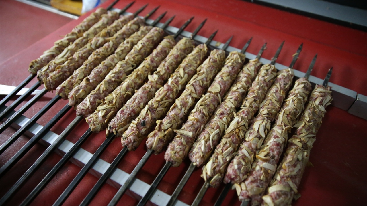 Söz konusu kebabı, uzun süre sonra menülerde görmeye başlayan vatandaşlar da fiyatına bakmaksızın tadabilmek için ilgili mekanlara akın ediyor.