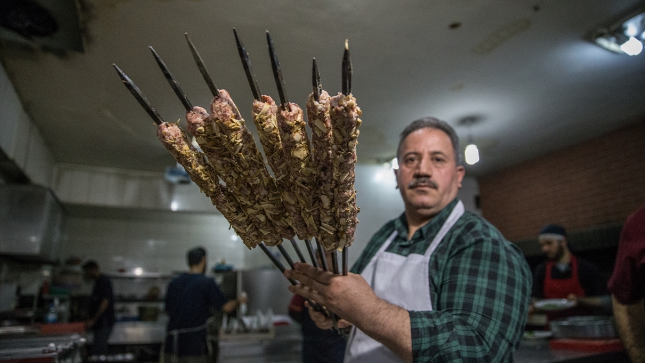 Kentin en meşhur kebap ustalarından Şükrü Bayram, yaptığı açıklamada, baharla birlikte keme kebabının akla geldiğini ve bu anlamda müşterilerin yoğun ilgisiyle karşılaştıklarını söyledi.