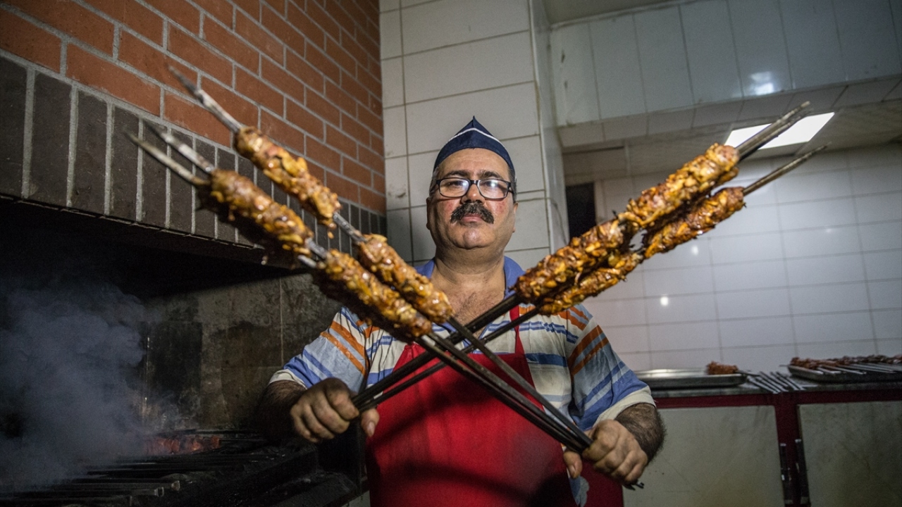 Keme kebabı, közlenmiş biber ve kuru soğanla servis ediliyor.