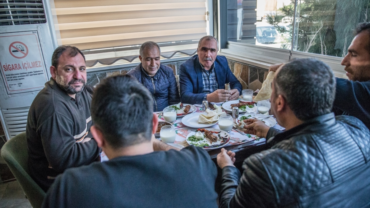 Müşterilerden Bakır Atçı da söz konusu kebabın farklı bir lezzete sahip olduğunu ve süresinin az olmasından dolayı fırsat buldukça buraya gelip yediklerini anlattı.
