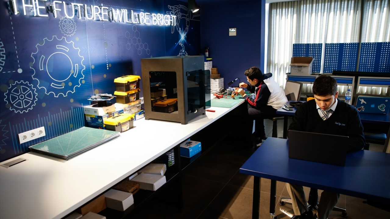 Okan Demir Baykal da gözlüğün sağ kanadına kamerayı, görüntü aktarımı için geliştirme kartını, işletim sistemini çalıştıran kartı ve titreşim motorları koyduklarını, sol tarafa ise enerji için batarya ve şarj devresi ile titreşim motorları yerleştirdikler