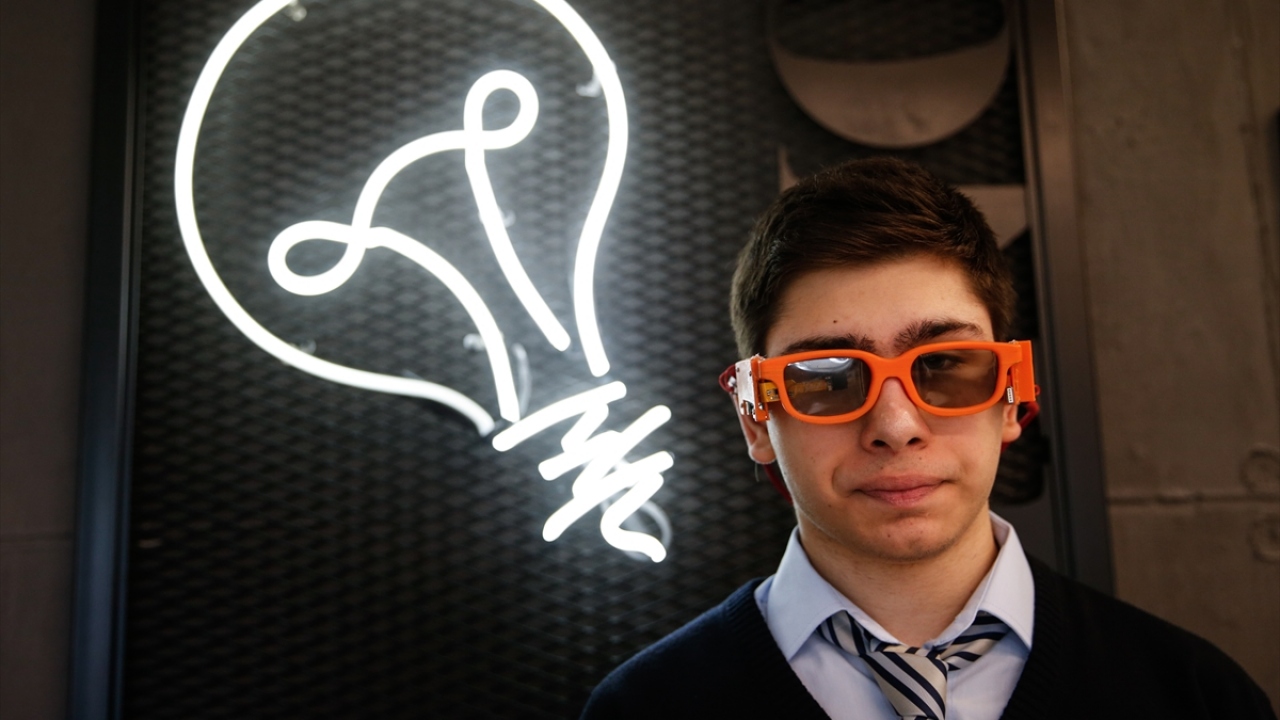 Öğrenciler, gözlüğün geliştirmeye açık olduğunu, titreşimli geri bildirimin yanı sıra sesli geri bildirim özelliğini de eklemeyi planladıklarını sözlerine ekledi.