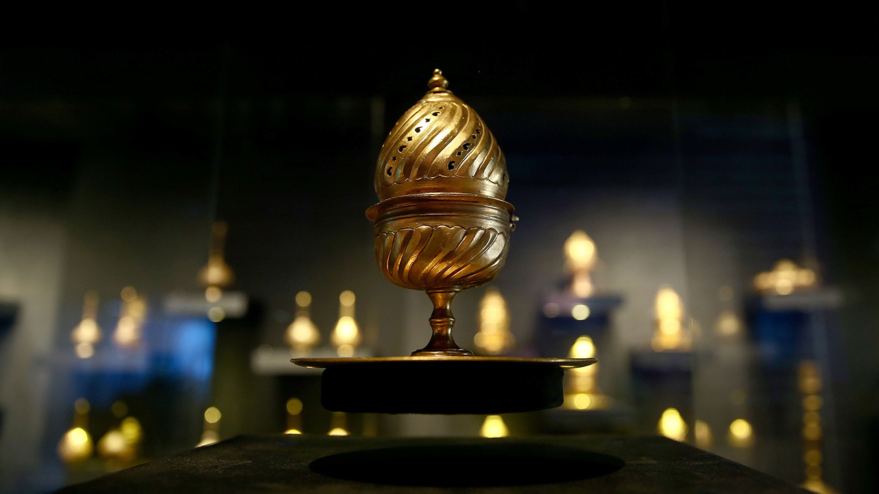 Osmanlı İmparatorluğu’nda, 16. yüzyılda altın çağına ulaşmış ancak günümüzde icra edilmeyen Tombak sanatını meraklılarıyla buluşturan sergide, tombak buhurdanlar da yer alıyor.