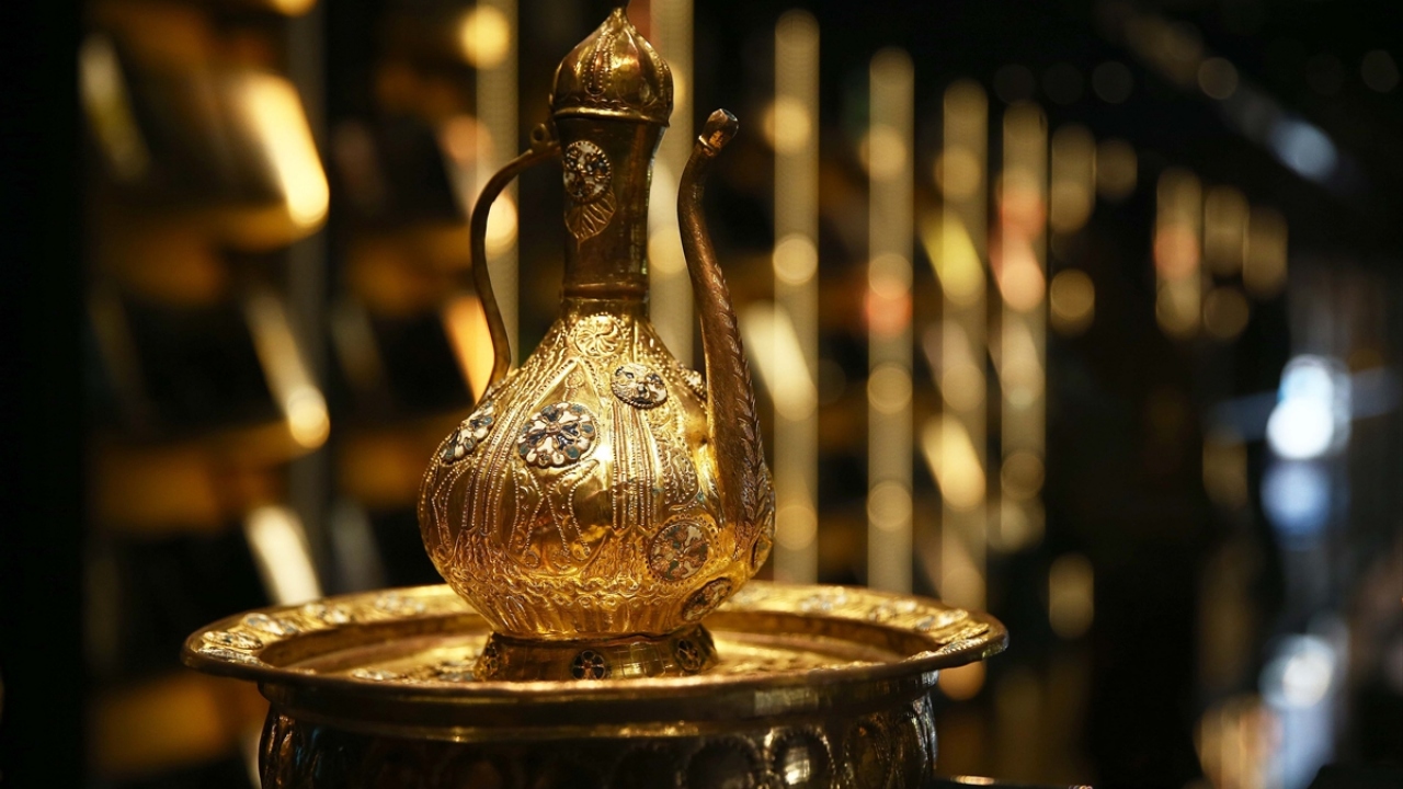 Osmanlı İmparatorluğu’nda, 16. yüzyılda altın çağına ulaşmış ancak günümüzde icra edilmeyen Tombak sanatını meraklılarıyla buluşturan sergide, tombak leğen ve ibrikler de yer alıyor.