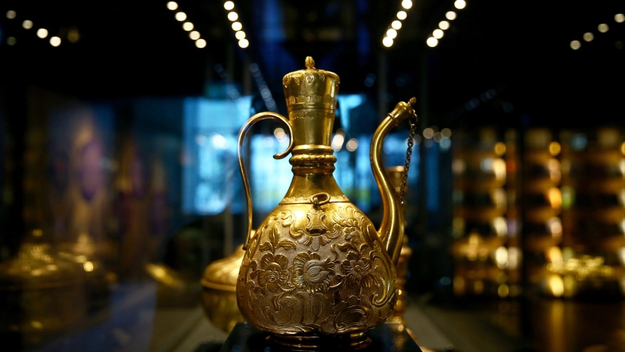 Osmanlı İmparatorluğu’nda, 16. yüzyılda altın çağına ulaşmış ancak günümüzde icra edilmeyen Tombak sanatını meraklılarıyla buluşturan sergide, tombak zemzem ibriği de yer alıyor.