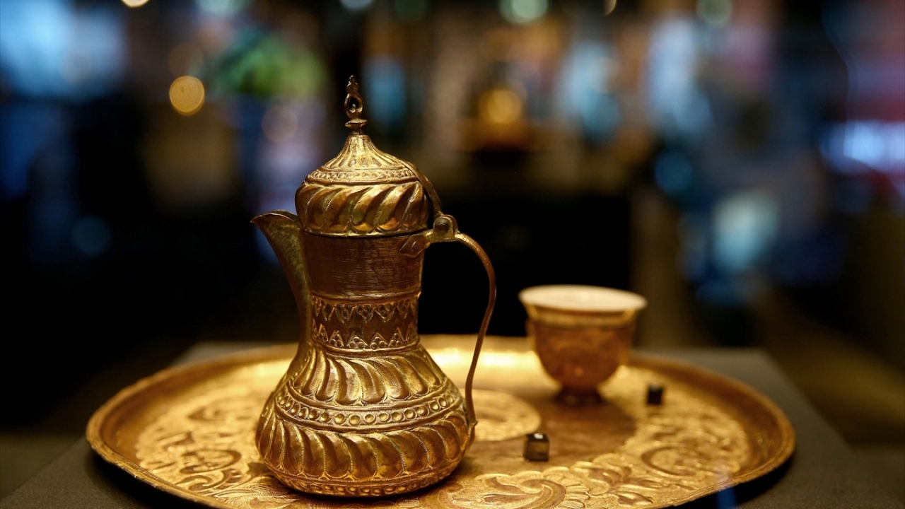 Osmanlı İmparatorluğu’nda, 16. yüzyılda altın çağına ulaşmış ancak günümüzde icra edilmeyen Tombak sanatını meraklılarıyla buluşturan sergide, tombak kahvedan ve fincanlar da yer alıyor.