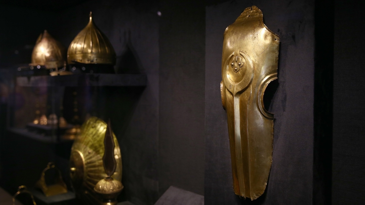 Osmanlı İmparatorluğu’nda, 16. yüzyılda altın çağına ulaşmış ancak günümüzde icra edilmeyen Tombak sanatını meraklılarıyla buluşturan sergide, Osmanlı ordusu için üretilen tombak miğfer, kalkan, at alınlığı ve koşum takımları da yer alıyor.