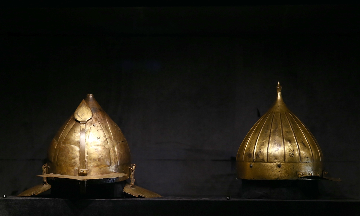 Osmanlı İmparatorluğu’nda, 16. yüzyılda altın çağına ulaşmış ancak günümüzde icra edilmeyen Tombak sanatını meraklılarıyla buluşturan sergide, Osmanlı ordusu için üretilen tombak miğferler de yer alıyor.