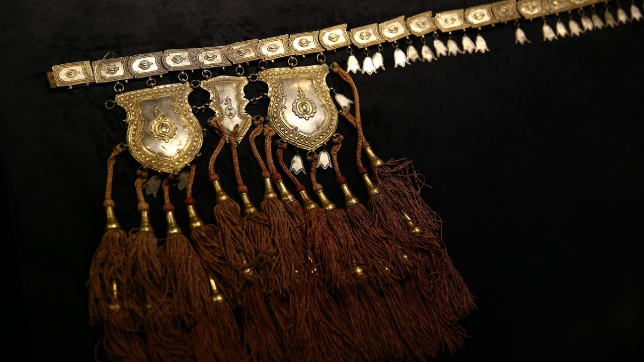 Osmanlı İmparatorluğu’nda, 16. yüzyılda altın çağına ulaşmış ancak günümüzde icra edilmeyen Tombak sanatını meraklılarıyla buluşturan sergide, Osmanlı ordusu için üretilen tombak koşum takımları da yer alıyor.