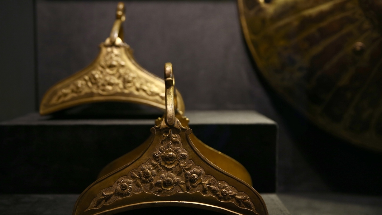 Osmanlı İmparatorluğu’nda, 16. yüzyılda altın çağına ulaşmış ancak günümüzde icra edilmeyen Tombak sanatını meraklılarıyla buluşturan sergide, Osmanlı ordusu için üretilen tombak üzengiler de yer alıyor.