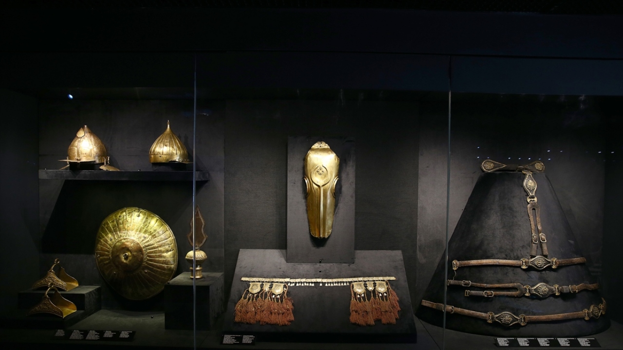 Sergide, Osmanlı ordusu için üretilen tombak miğfer, kalkan, at alınlığı ve koşum takımları da yer alıyor.