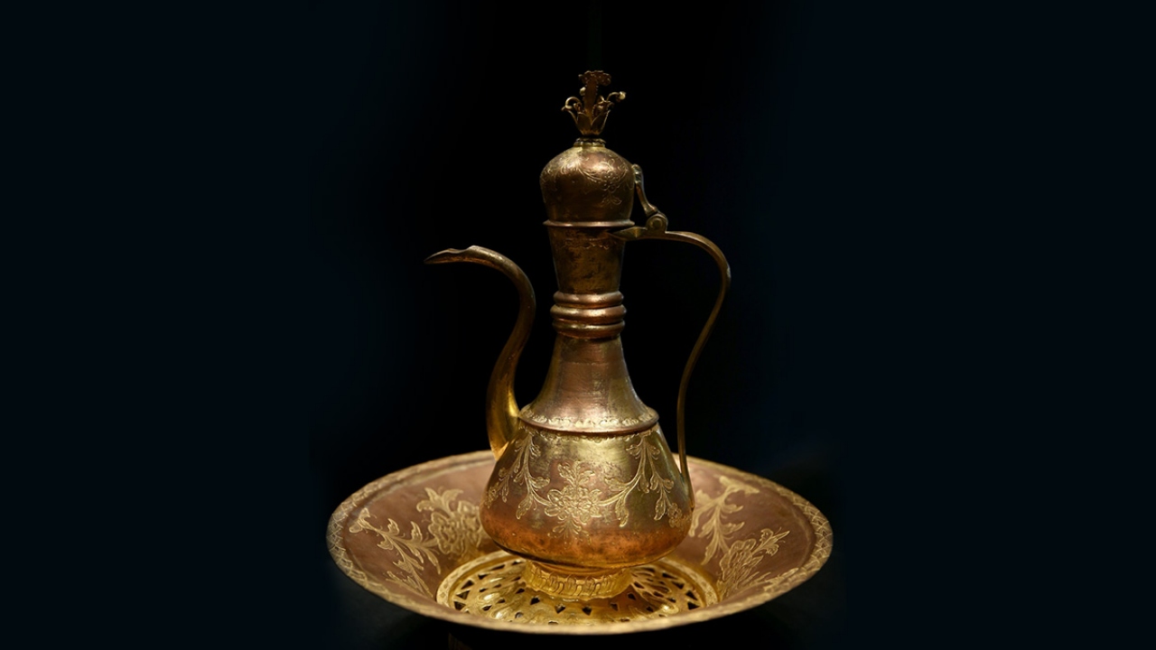 Osmanlı İmparatorluğu’nda, 16. yüzyılda altın çağına ulaşmış ancak günümüzde icra edilmeyen Tombak sanatını meraklılarıyla buluşturan sergide, tombak leğen ve ibrikler de yer alıyor.