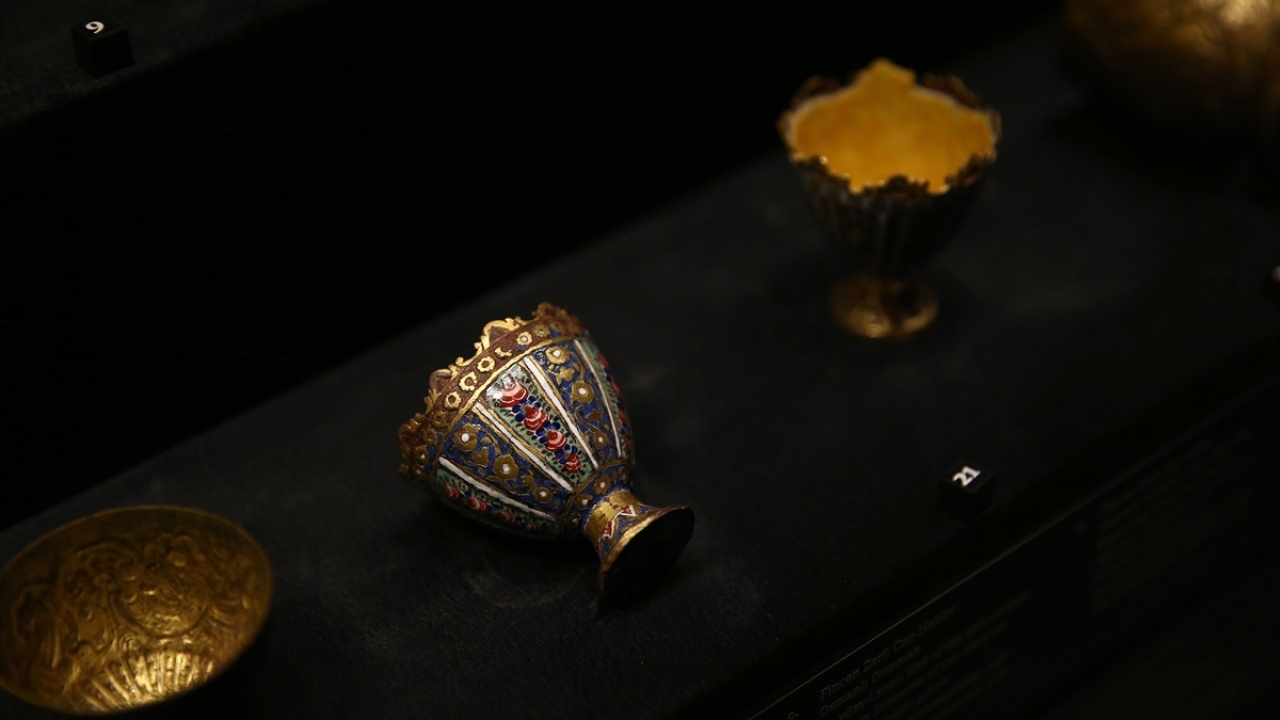 Osmanlı İmparatorluğu’nda, 16. yüzyılda altın çağına ulaşmış ancak günümüzde icra edilmeyen Tombak sanatını meraklılarıyla buluşturan sergide, tombak fincan zarfları da yer alıyor.