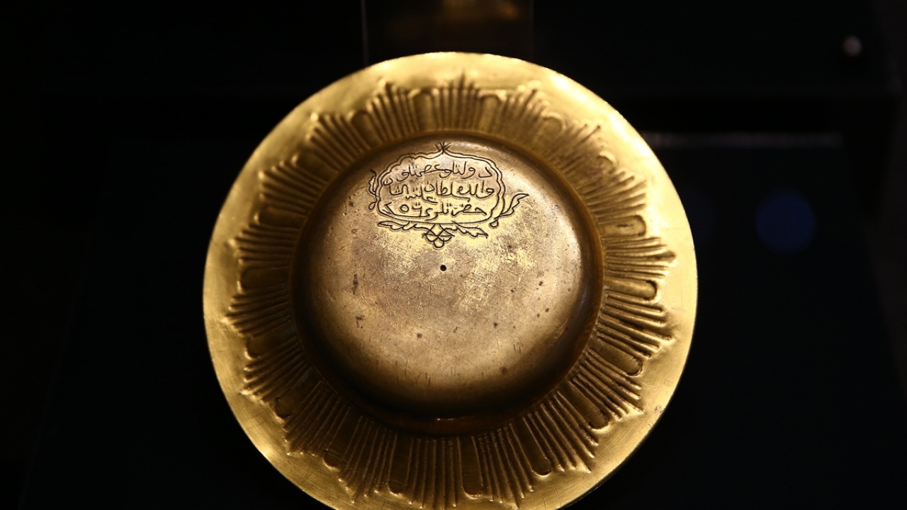 Osmanlı İmparatorluğu’nda, 16. yüzyılda altın çağına ulaşmış ancak günümüzde icra edilmeyen Tombak sanatını meraklılarıyla buluşturan sergide, üzeri yazılı tabak da yer alıyor.