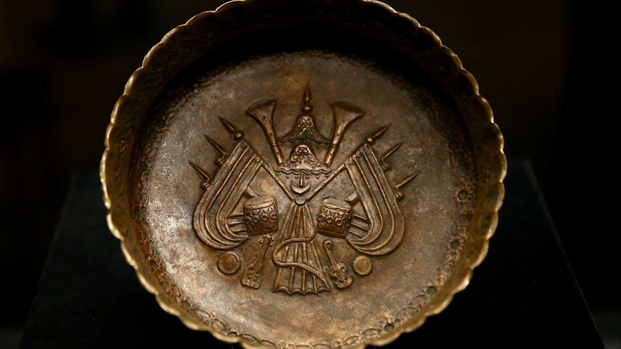 Osmanlı İmparatorluğu’nda, 16. yüzyılda altın çağına ulaşmış ancak günümüzde icra edilmeyen Tombak sanatını meraklılarıyla buluşturan sergide, hamam tası da yer alıyor.