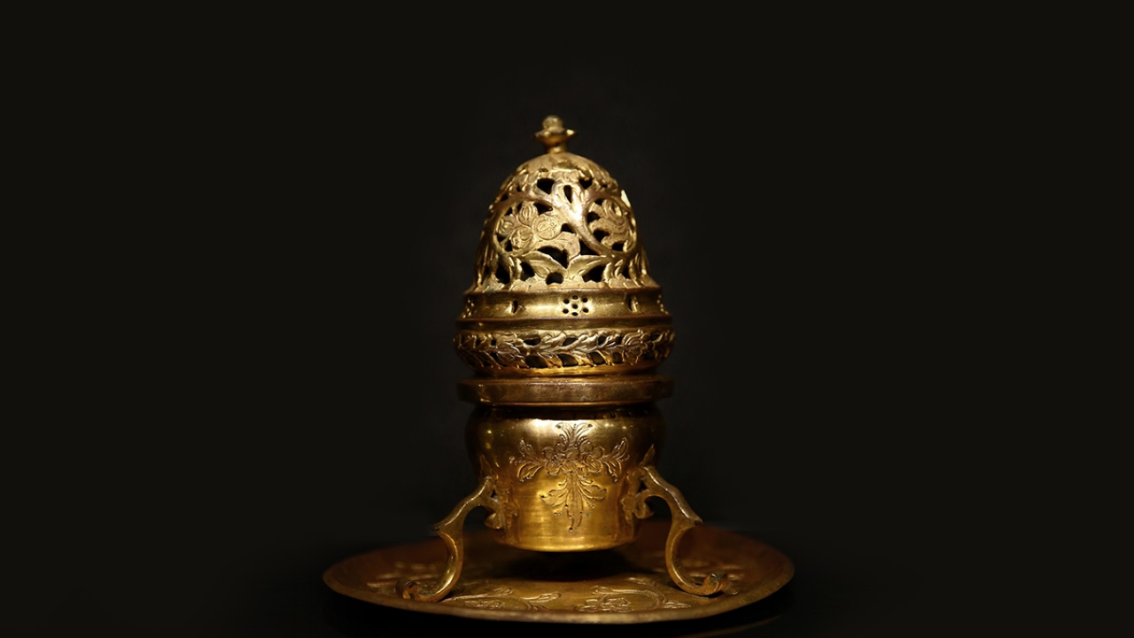 Osmanlı İmparatorluğu’nda, 16. yüzyılda altın çağına ulaşmış ancak günümüzde icra edilmeyen Tombak sanatını meraklılarıyla buluşturan sergide, tombak buhurdanlar da yer alıyor.