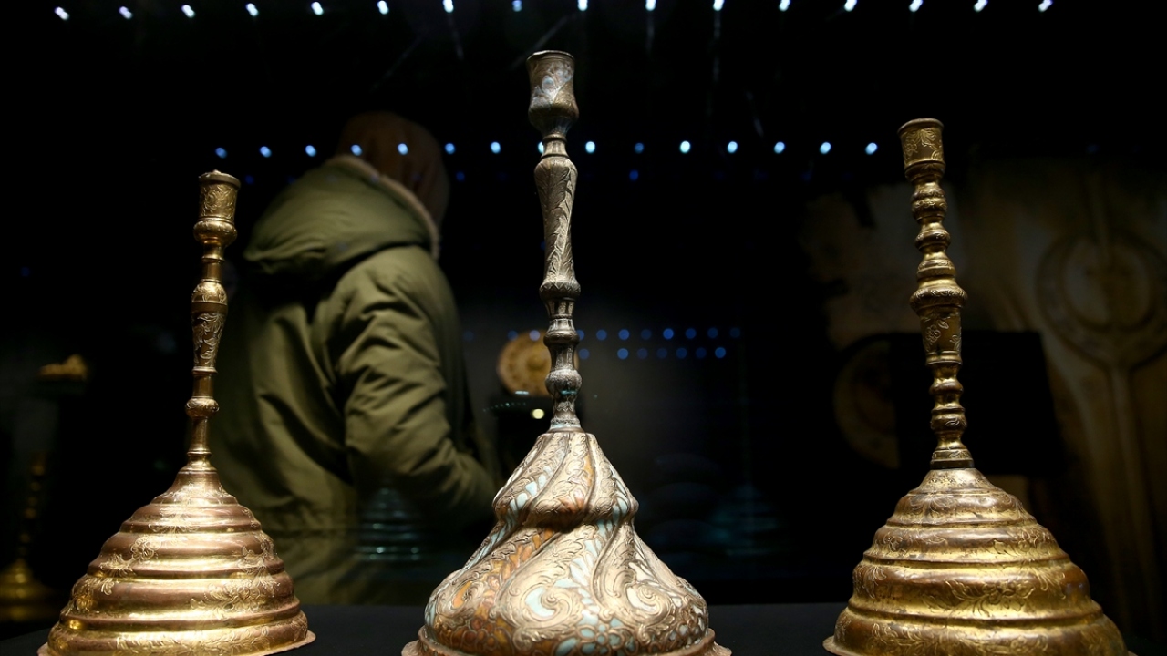 Osmanlı İmparatorluğu’nda, 16. yüzyılda altın çağına ulaşmış ancak günümüzde icra edilmeyen Tombak sanatını meraklılarıyla buluşturan sergide, tombak şamdanlar da yer alıyor.